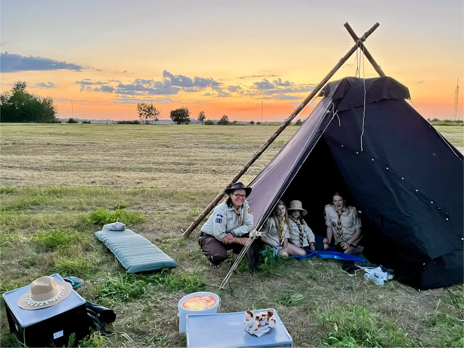 Das Mädchen-Team sitzt in der offenen Kohte im Camp
