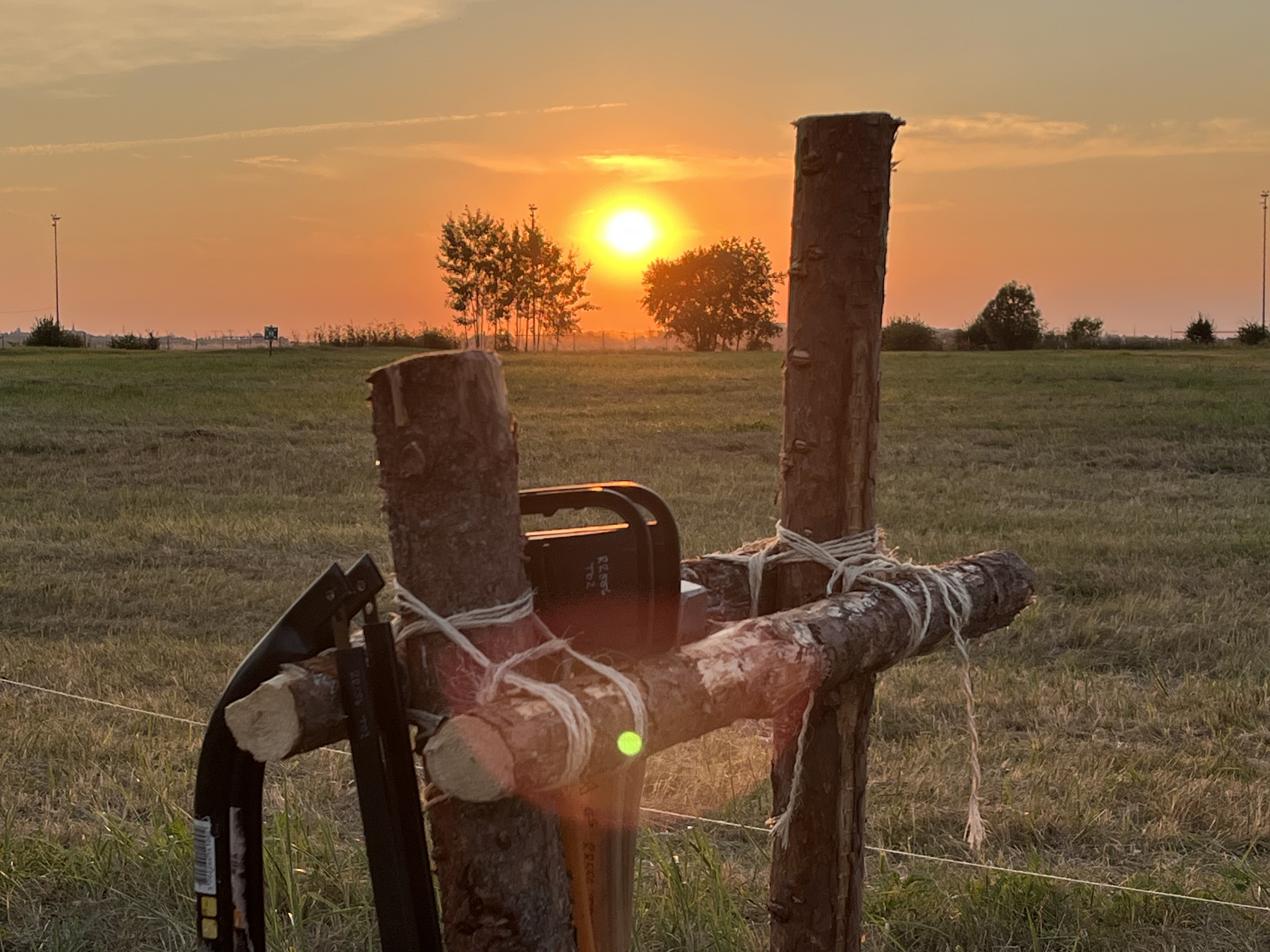 Selbstgebauter Werkzeugst&auml;nder aus Holz und Seil vor untergehender Sonne