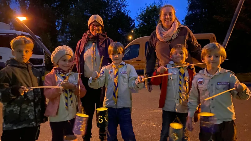 Kinder der Forscherstufe mit selbstgebauten Laternen in der Dämmerung
